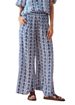 Omika Paige Pant, Lara Dew